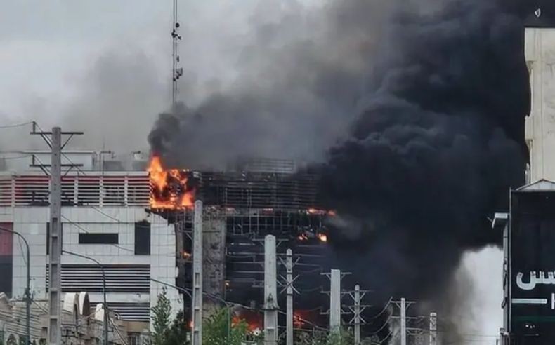 Mal di Iran Terbakar Hebat, 11 Orang Tewas