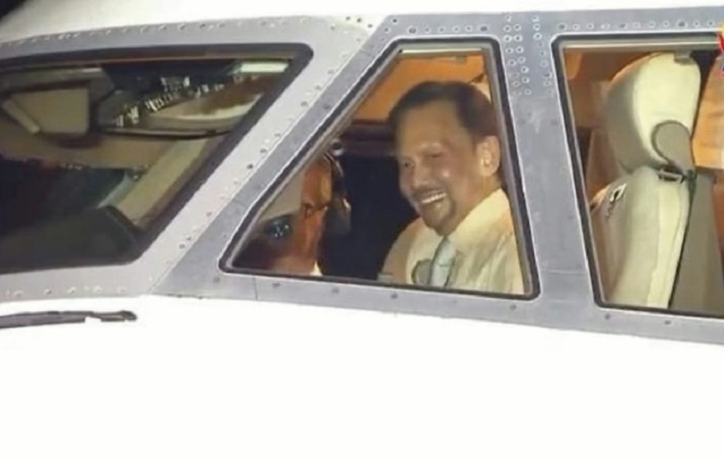 The Real Sultan! Pemimpin Brunei Terbangkan Sendiri Pesawat Pribadi Boeing 747 ke KTT ASEAN di Filipina
