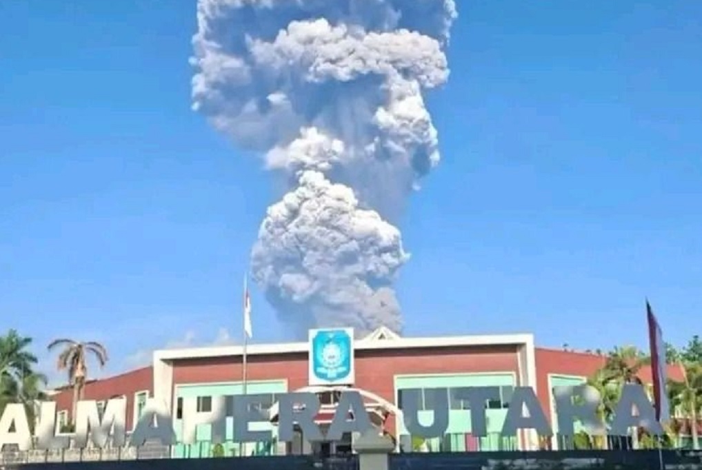 Identitas 17 Pendaki Dievakuasi Selamat dari Gunung Dukono, 3 Masih Hilang