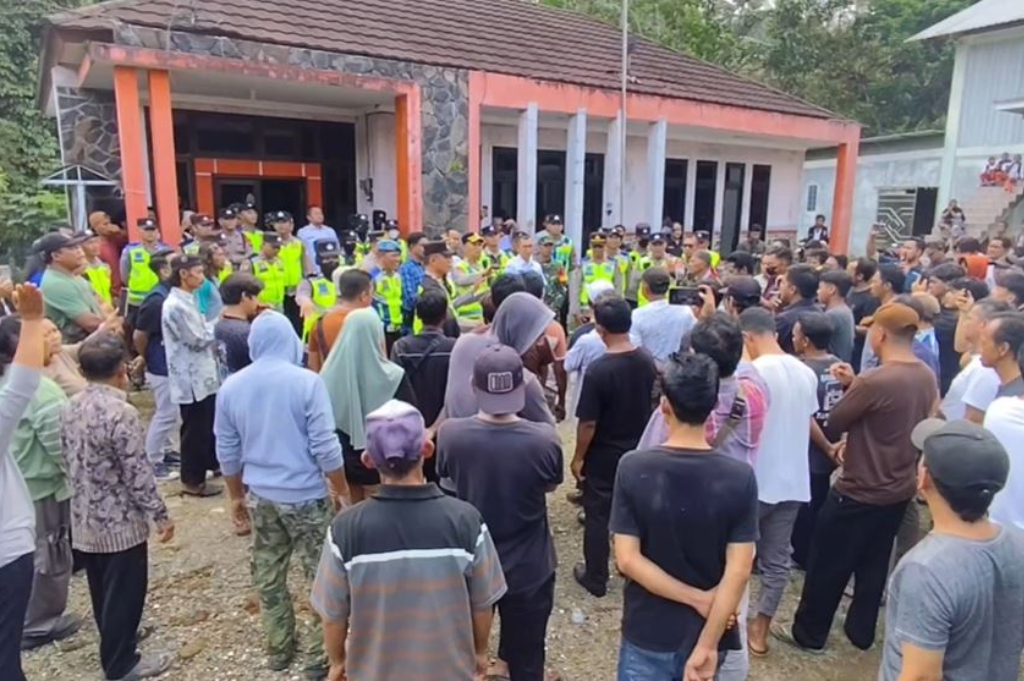 Kadus di Banjarnegara Masuk Rumah Bidan Lewat Jendela, Digeruduk Warga Tuntut Dipecat