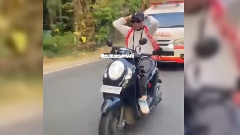 Viral! Pemotor di Makassar Ugal-ugalan, Lepas Tangan Halangi Ambulans