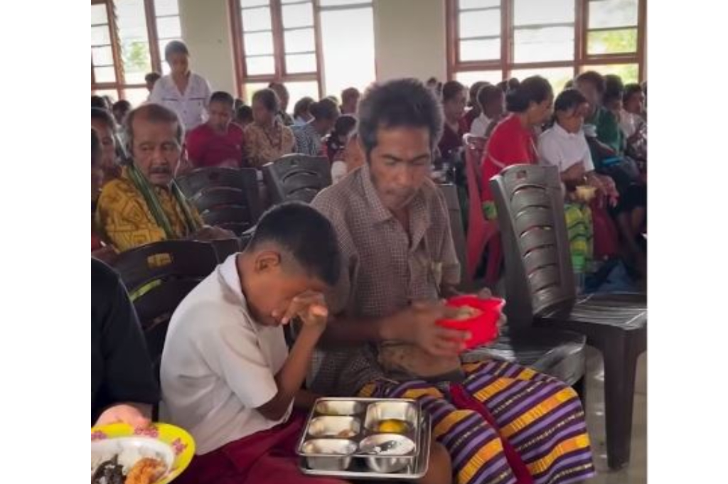 Momen Haru! Siswa SD di NTT Berbagi Daging MBG untuk Sang Ayah