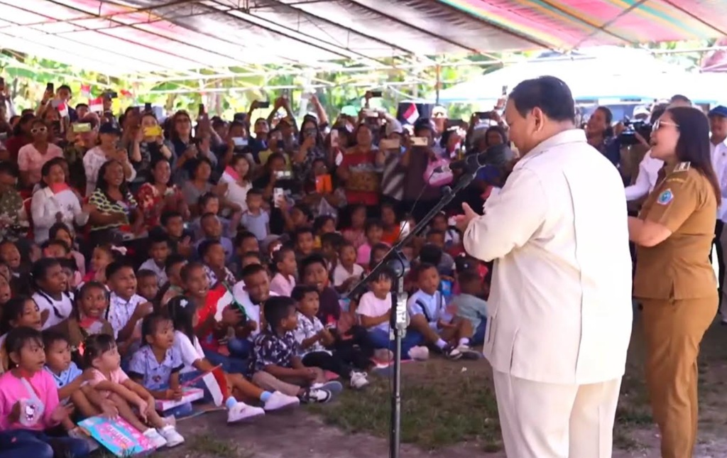 Momen Prabowo Nyanyi Hymne Guru dan di Sini Senang Bareng Siswa SMKN 2 Talaud