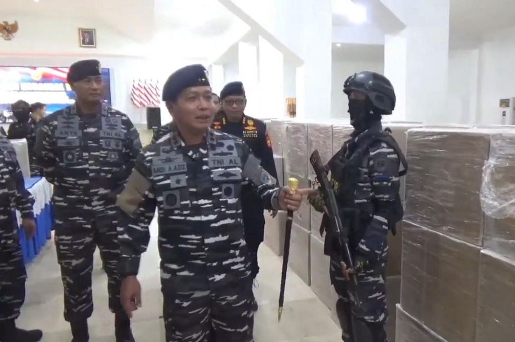 Hebat! TNI AL Gagalkan Penyelundupan 3,9 Juta Batang Rokok Ilegal di Makassar