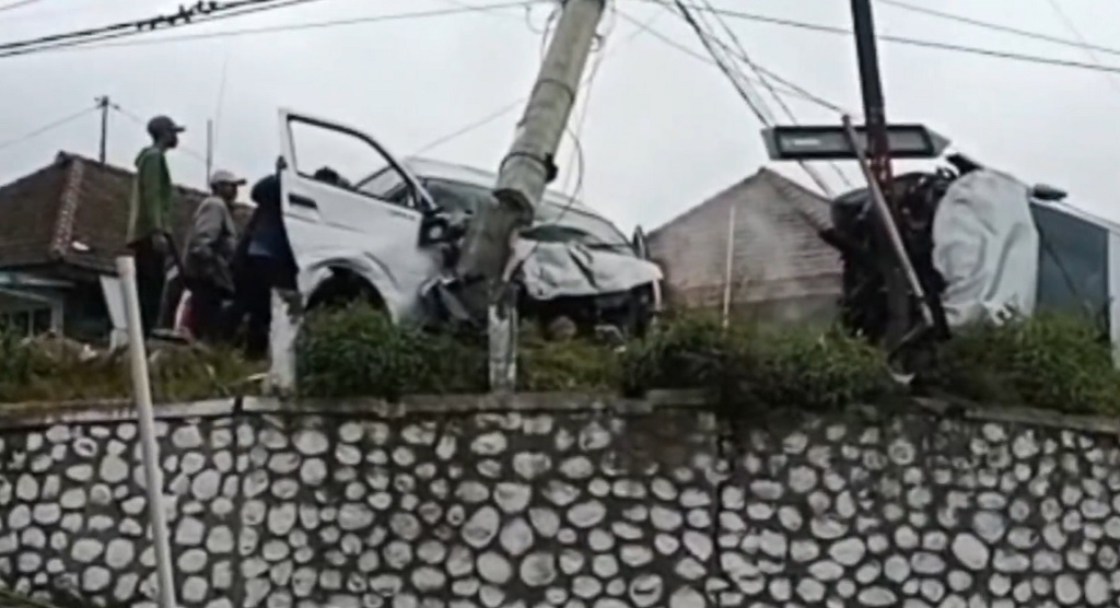 Rem Blong! Mobil Rombongan Wisatawan Singapura Kecelakaan di Jalur Bromo, Begini Kronologinya