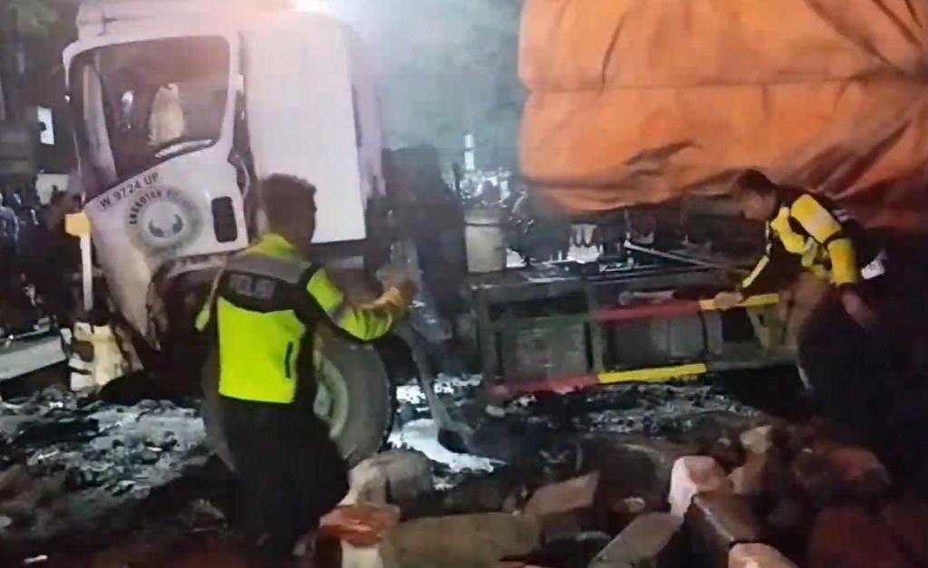 Kecelakaan Beruntun Truk Tronton Tabrak Bus dan Truk di Lamongan, Sopir Diduga Ngantuk