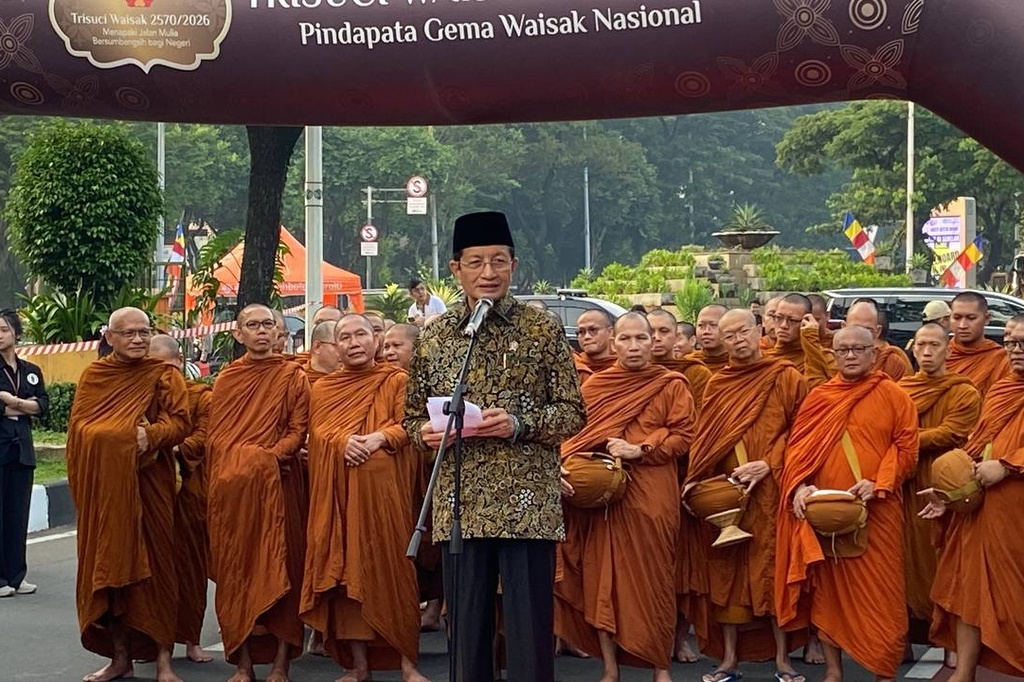 Menag Hadiri Gema Waisak Pindapata: Kita Belajar Makna Kesederhanaan dan Kebijaksanaan