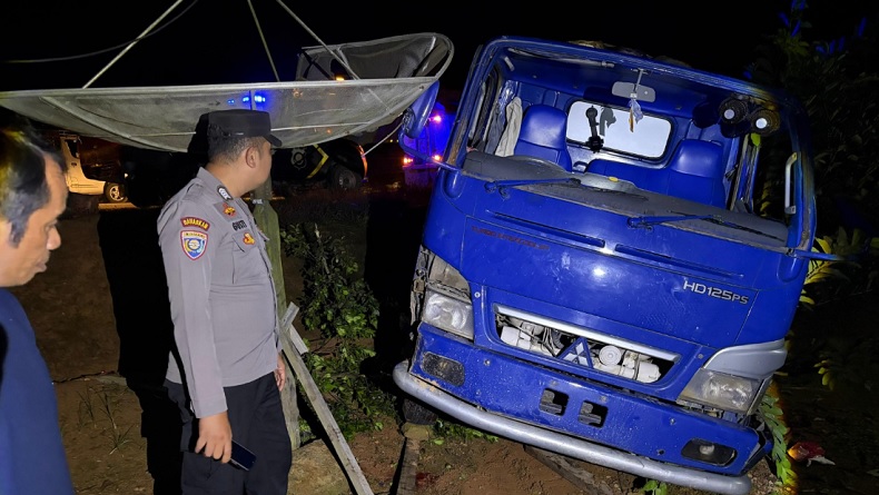 Truk Tangki Hindari Lubang lalu Terguling di Jalur Trans Kalimantan, Sopir Tewas Terlindas