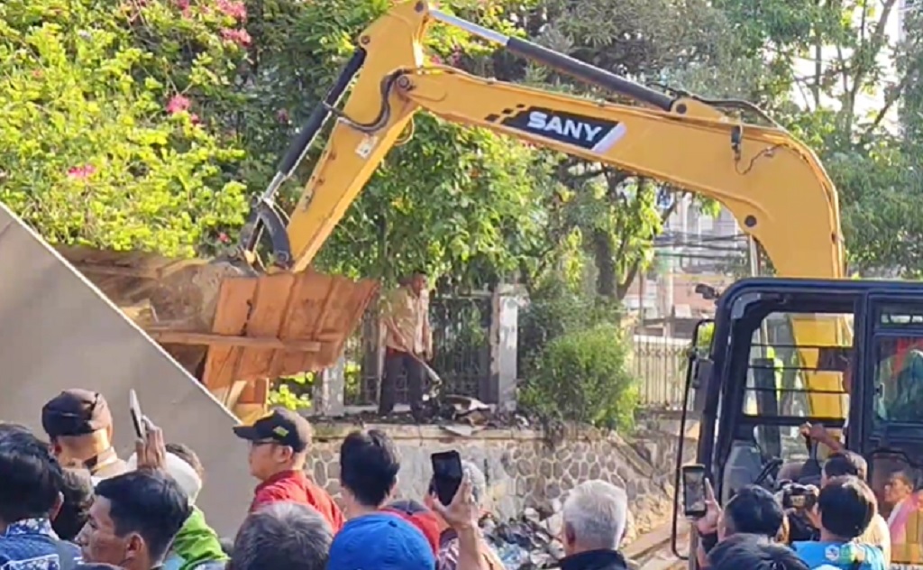 Jadi Ajang Pesta Miras, 50 Kios Liar di Jalan Eyckman Bandung Dibongkar Paksa