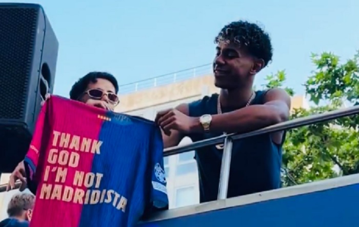 Lamine Yamal Olok-Olok Real Madrid saat Parade Juara Barcelona!
