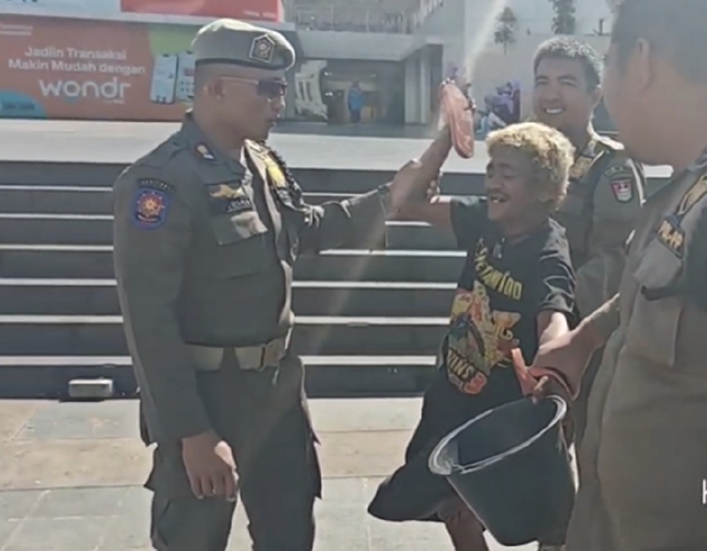 Pengemis Modus Ngesot di Jam Gadang Bukittinggi Ditangkap, Ternyata Bisa Jalan