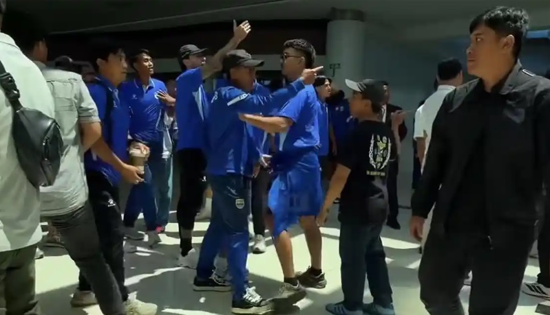 Detik-Detik Pemain Persib Diserang Suporter di Bandara, Beckham Cs Tersulut Emosi