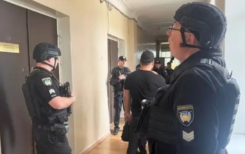 Wakil Wali Kota Ngamuk Lepaskan Tembakan di Gedung Dewan, Beberapa Luka