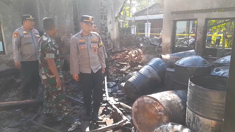 Kebakaran Disertai Ledakan Gudang Oli Bekas dan Solar di Ponorogo, 2 Petugas Damkar Terluka