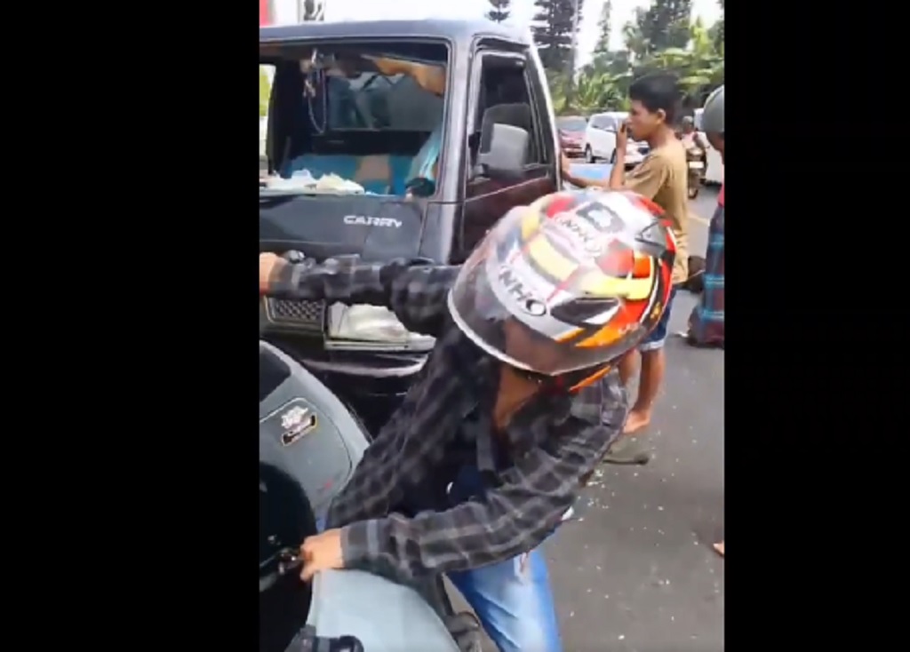 Pikap Tabrak 2 Motor di Jalur Puncak Bogor, 3 Luka-Luka Termasuk Ibu Hamil Tua