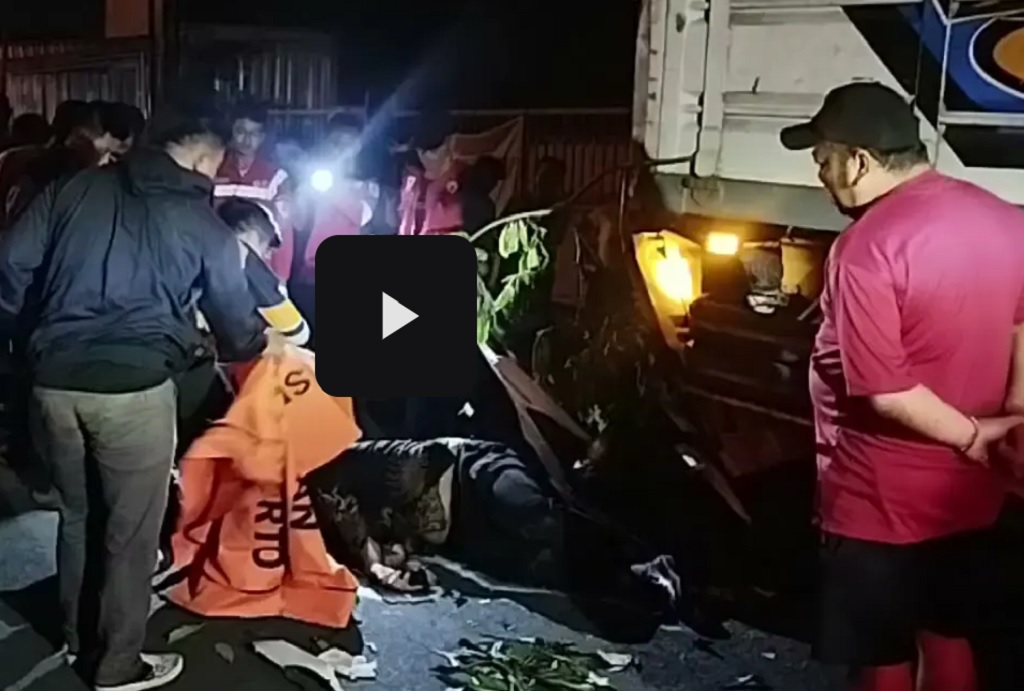 Kecelakaan Maut di Mojokerto, Pemotor Tewas Tabrak Truk Parkir gegara Asyik Main HP