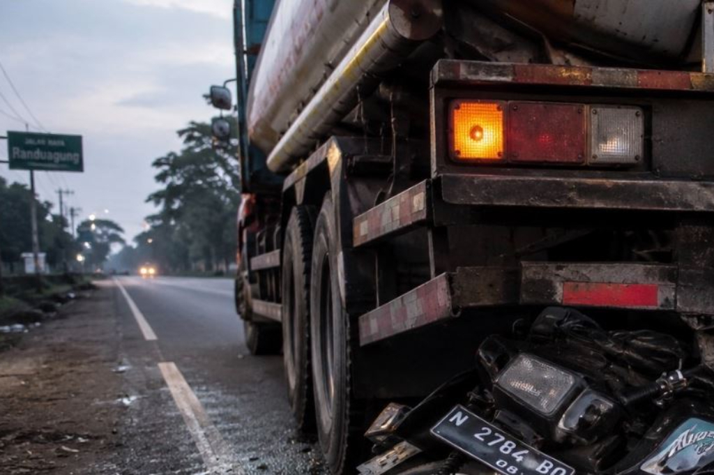 Kecelakaan di Singosari Malang, Pemotor Tewas Tabrak Truk Tangki Parkir di Jalan