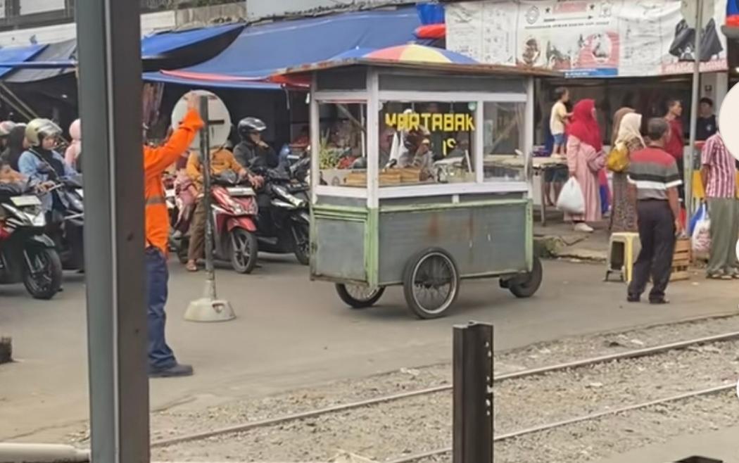 Viral Gerobak Martabak Jadi Palang Pintu Perlintasan Kereta, Netizen Auto Bingung 