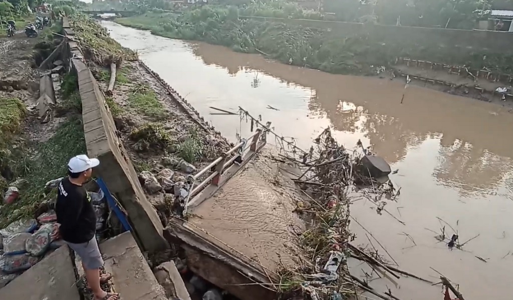 Jembatan Putus Diterjang Banjir, Warga 2 Kecamatan di Kendal Terisolasi
