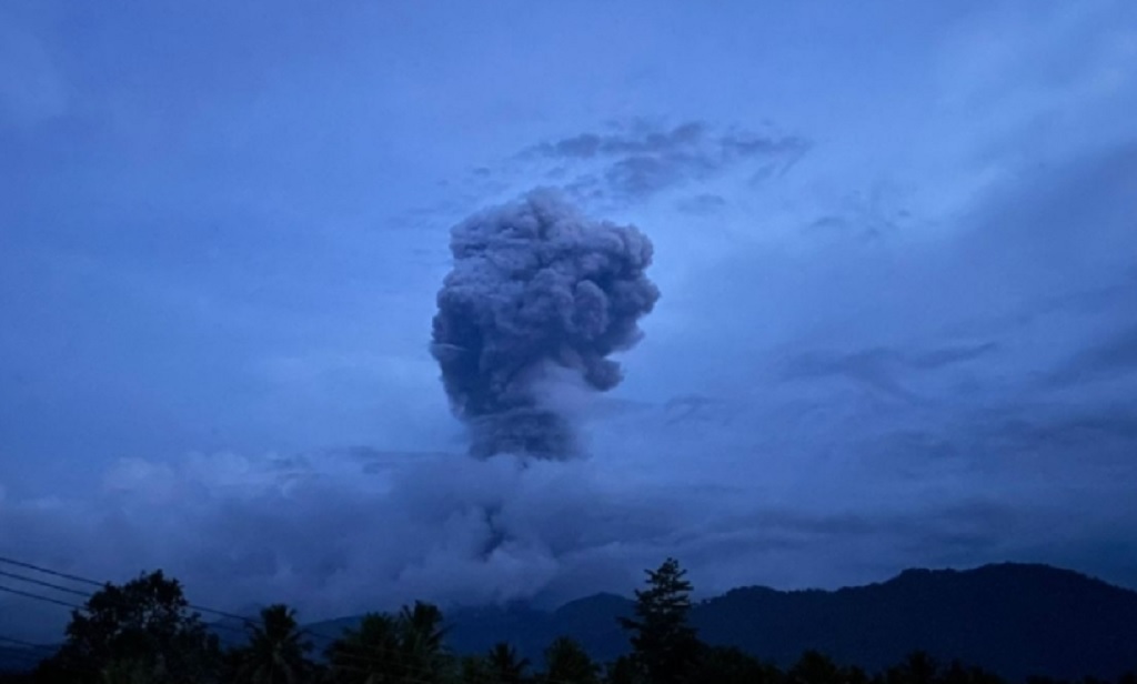 Gunung Dukono di Halmahera Utara Meletus Malam Ini, Muntahkan Abu Vulkanik 3.800 Meter
