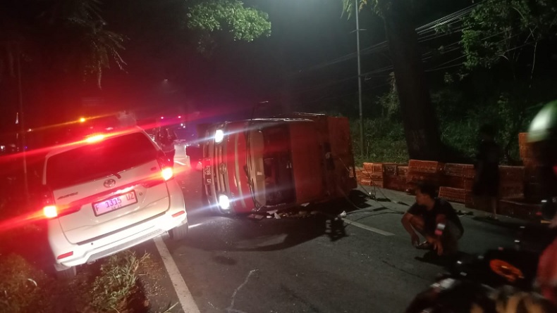 Hindari Kendaraan Oleng, Truk Penuh Muatan Ayam Terguling di Cianjur