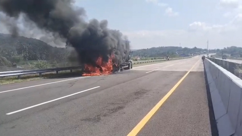 Truk Terbakar Hebat di Tol Cisumdawu, Api Berasal dari Roda Belakang