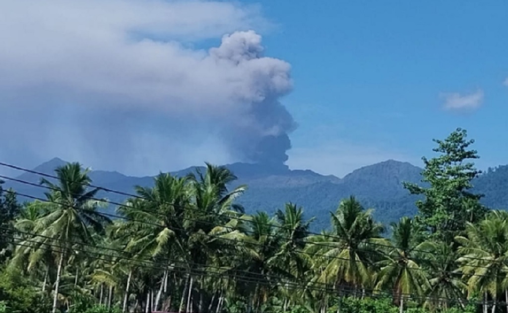 Gunung Dukono di Halmahera Utara Erupsi Sore Ini, Muntahkan Abu Vulkanik 400 Meter