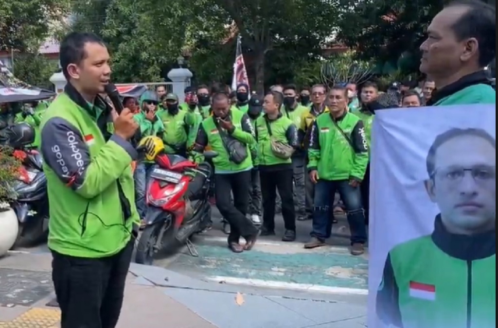 Ratusan Driver Ojol Demo PN Jombang, Desak Hakim Vonis Bebas Nadiem Makarim