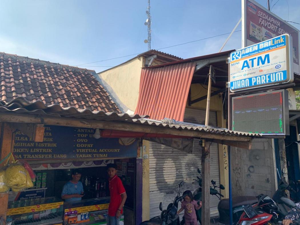 Pedagang Pasar Babelan Serbu BRILink: dari Setor Uang hingga Bayar Angsuran KUR