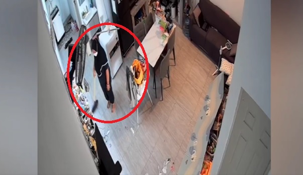 Terekam CCTV! ART Baru 1 Bulan Gasak Emas dan Uang Dolar Majikan di Surabaya