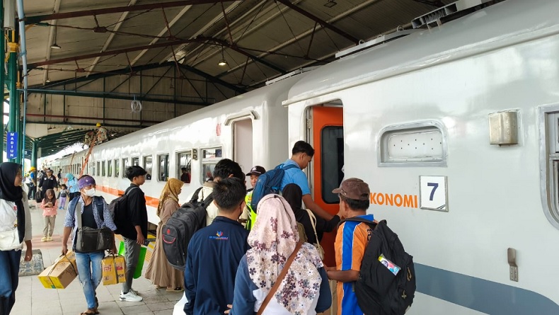 Puncak Arus Balik Libur Panjang, 41.534 Penumpang Kereta Tiba di Jakarta