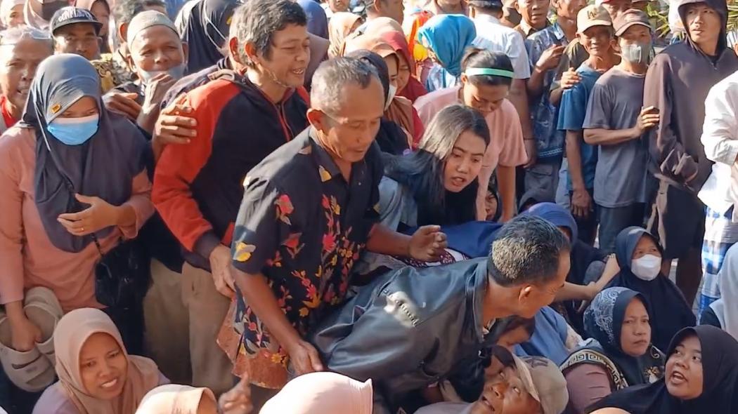 Antre Kupon Daging Kurban di Masjid Simpang Lima Purwodadi, Ribuan Warga Saling Dorong
