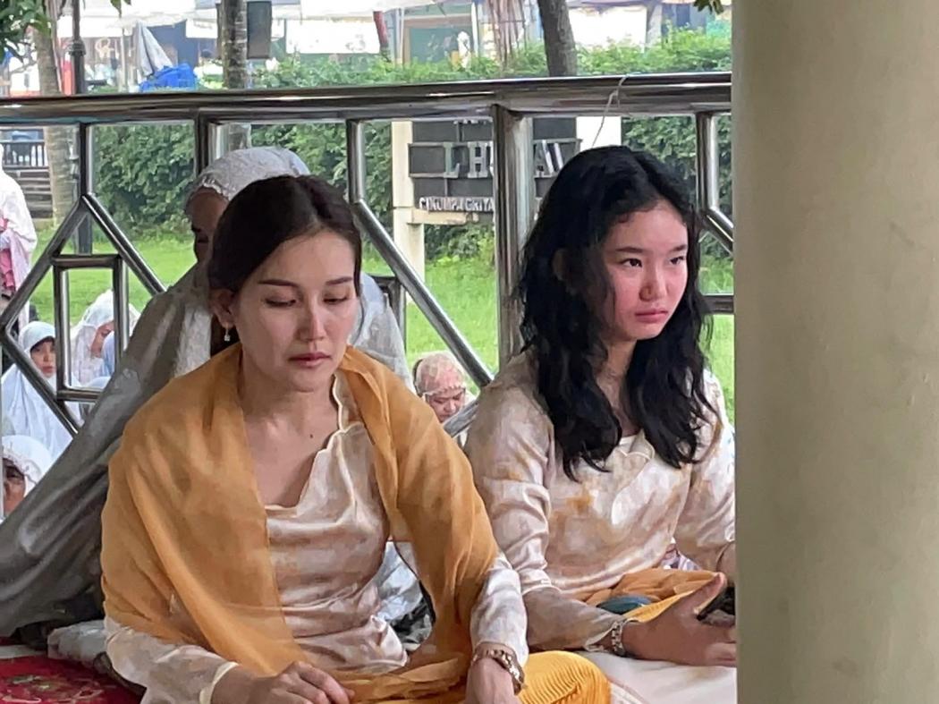 Potret Ayu Ting Ting Salat Iduladha Bareng Bilqis, Mirip Kakak-Beradik