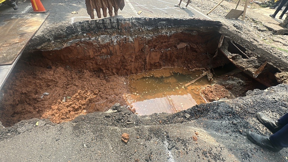 Terungkap! Ini Penyebab Jalan Lenteng Agung Ambles hingga 3 Meter 
