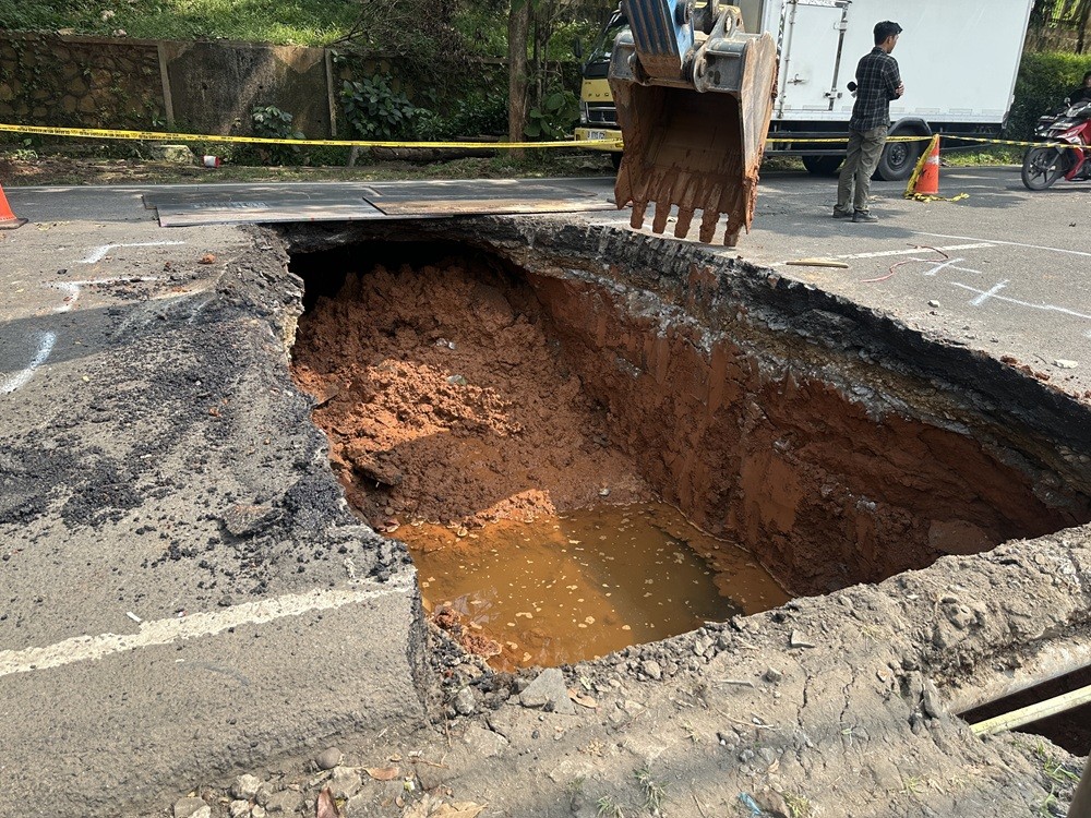 Penampakan Jalan Amblas di Lenteng Agung, Kedalamannya Capai 2 Meter