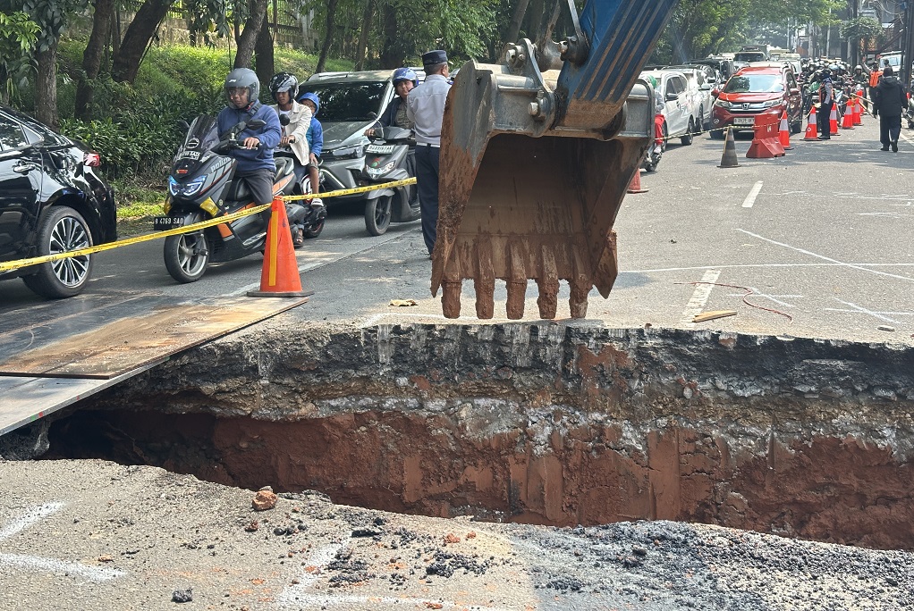 Jalan Lenteng Agung Jaksel Amblas, Lalu Lintas Arah Depok Macet Parah