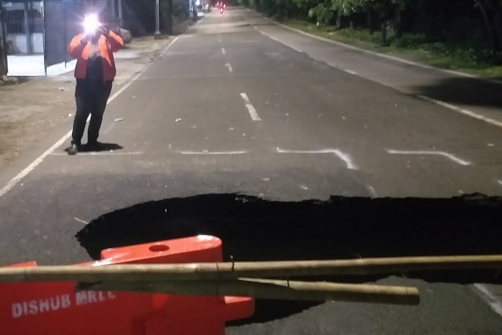 Jalan Lenteng Agung Jaksel Amblas, Polisi Minta Pengendara Hati-Hati