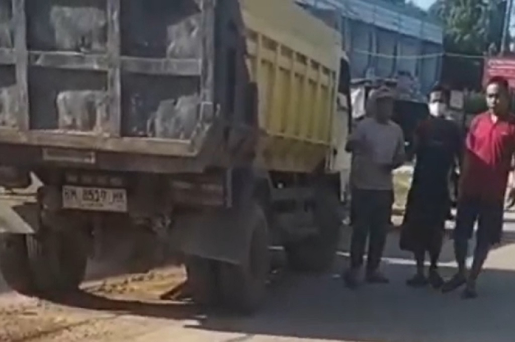 Kecelakaan Maut Dump Truk Tabrak Motor di Muaro Jambi, 4 Orang Sekeluarga Tewas