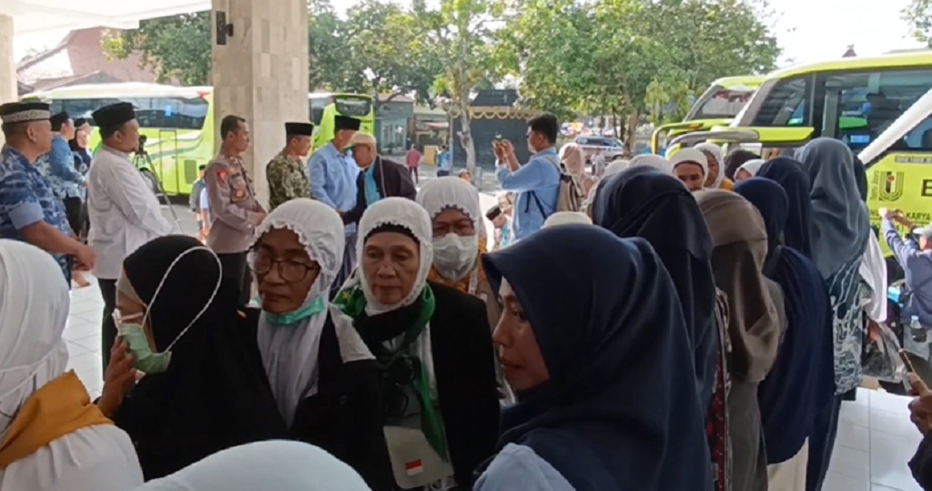 Tangis Haru Sambut Kepulangan Jemaah Haji Kloter 1 Embarkasi YIA Kulonprogo