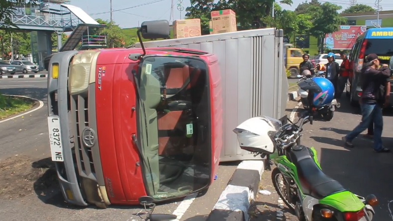 Kecelakaan di Bundaran Taman Pelangi Surabaya, Truk Penuh Muatan Terguling