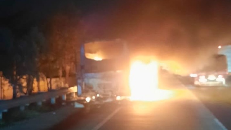 Mikrobus Terbakar Hebat di Tol Jakarta-Cikampek, Api dari Bagian Mesin