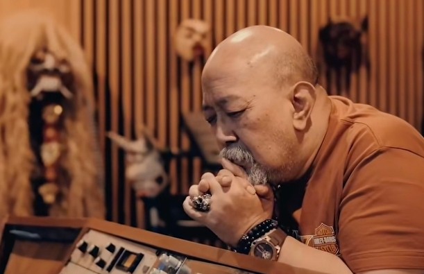 Indro Warkop Rekam Lagu Sambil Nangis Kenang Sahabat Dono dan Kasino
