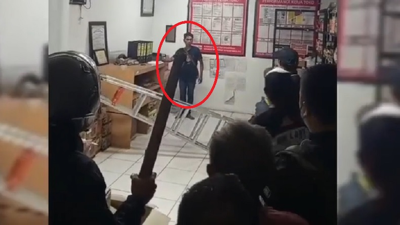 Dikepung Warga, Perampok Sembunyi di Gudang Minimarket Sumedang