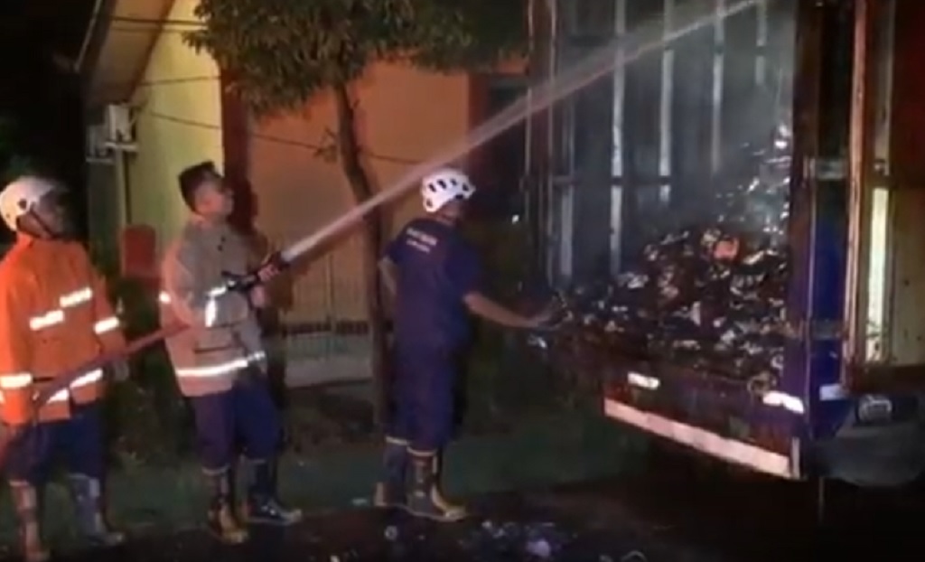 Truk Angkut Mi Instan Terbakar di Mojokerto, Diduga Korsleting Lampu