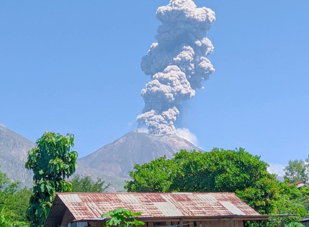 Gunung Lewotobi Laki-Laki Meletus Dahsyat Disertai Gemuruh , Hujan Abu Guyur Flotim