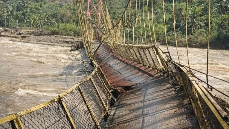 Siswa SD di Aceh Seberangi Sungai gegara Jembatan Putus, Pengerjaan Ditargetkan Mulai Juli