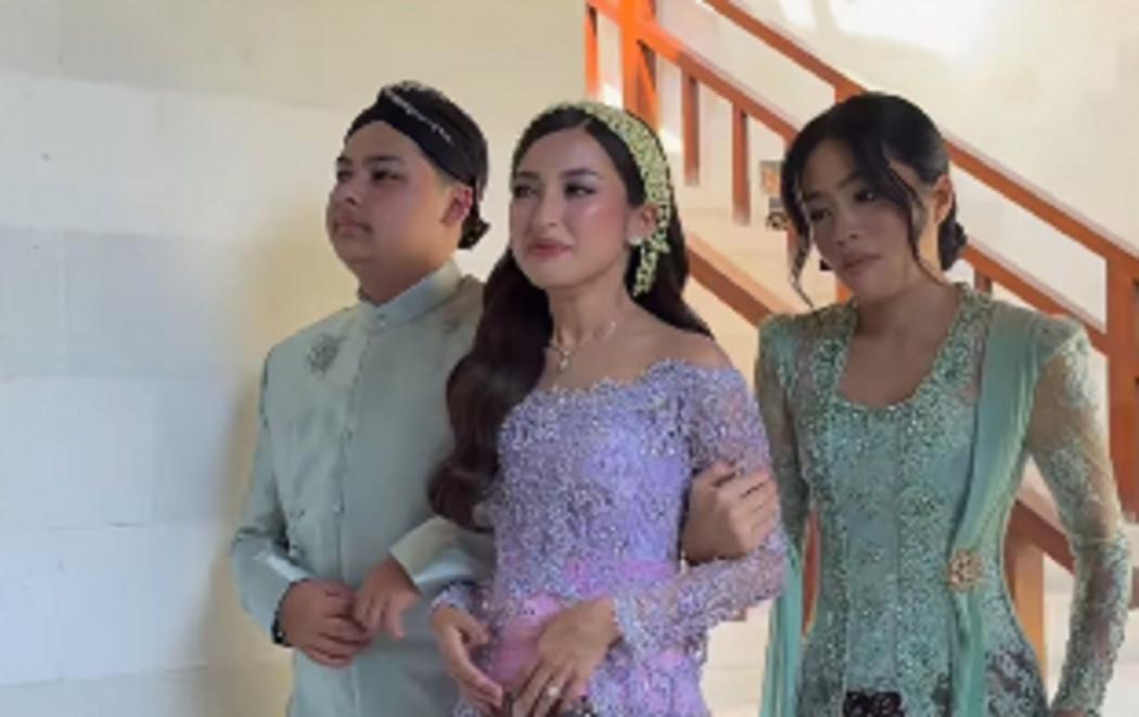 Potret Jennifer Coppen dan Keluarga Jalani Siraman, Kompak Berkebaya Pastel