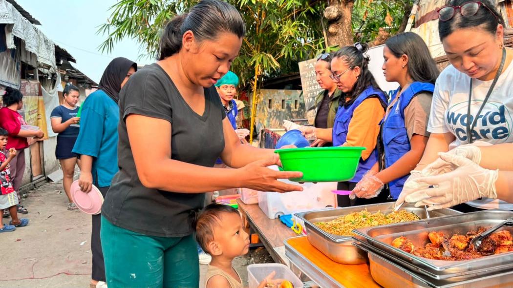 Warga Duri Kepa Antusias Terima Bantuan Makanan Bergizi dari MNC Peduli dan Park Hyatt Jakarta
