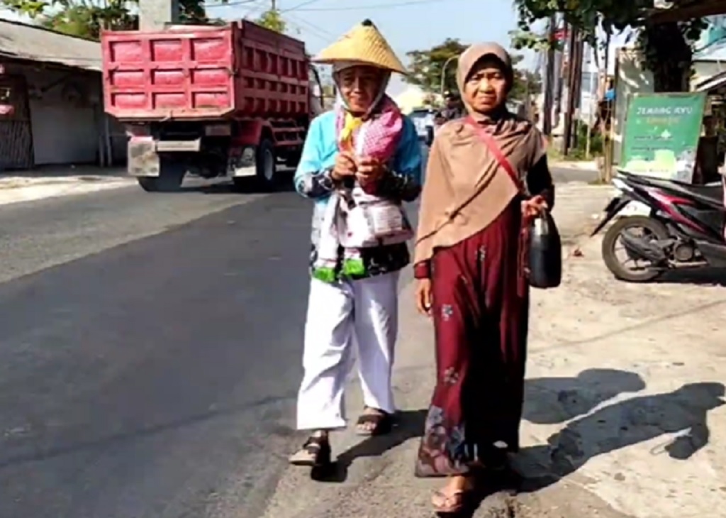 Viral Jemaah Haji Lansia Jalan Kaki 34 Km dari Boyolali ke Semarang Penuhi Nazar