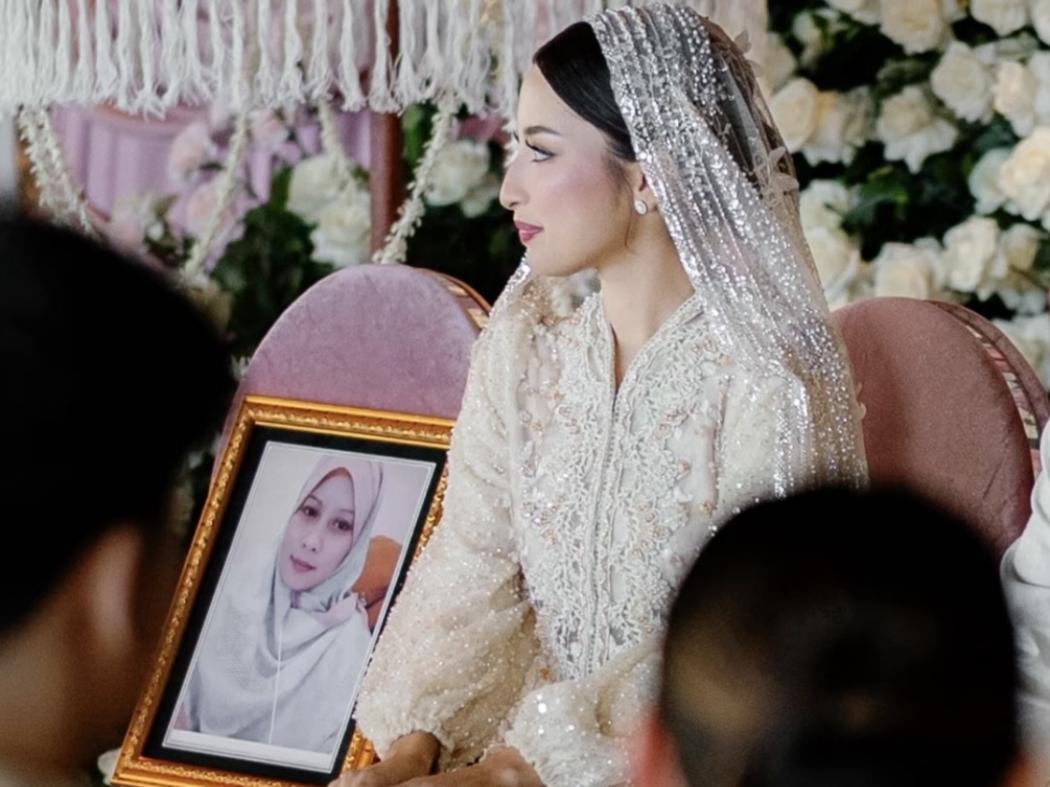 Tangis Jennifer Coppen Pecah, Peluk Foto Mendiang Ibu di Pengajian Jelang Menikah